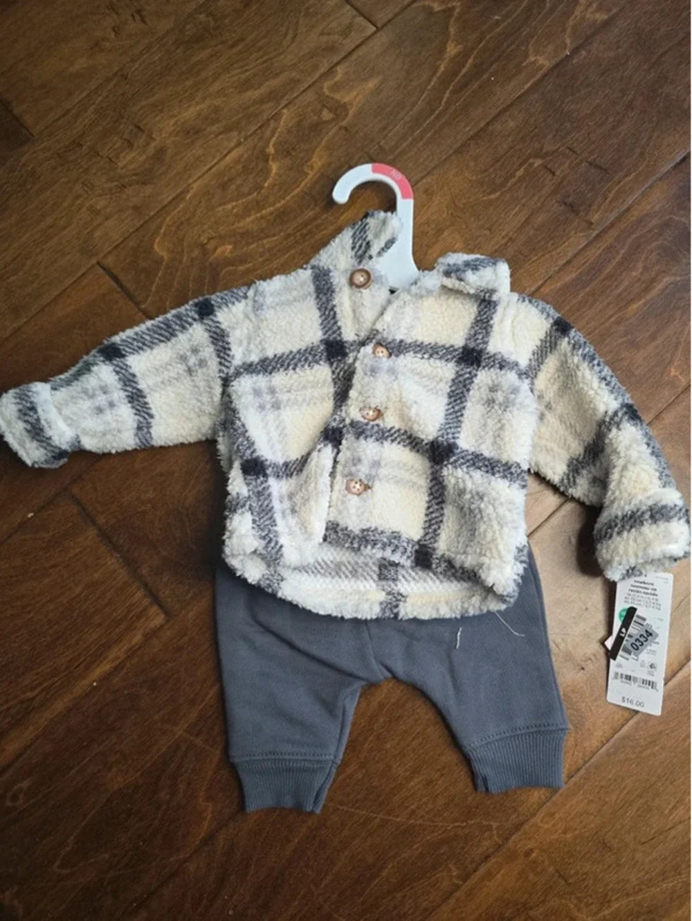 Newborn brand new outfit set from carter's item, 334G4